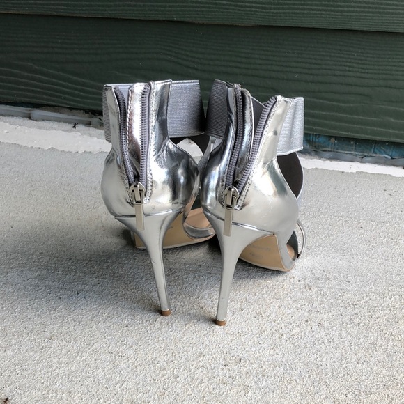Silver Heels - Picture 2 of 3